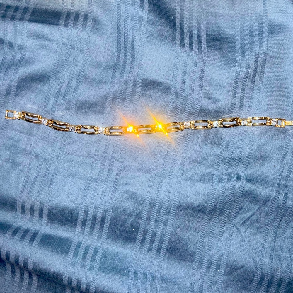 Gold plated bracelet with 10 cz stones
